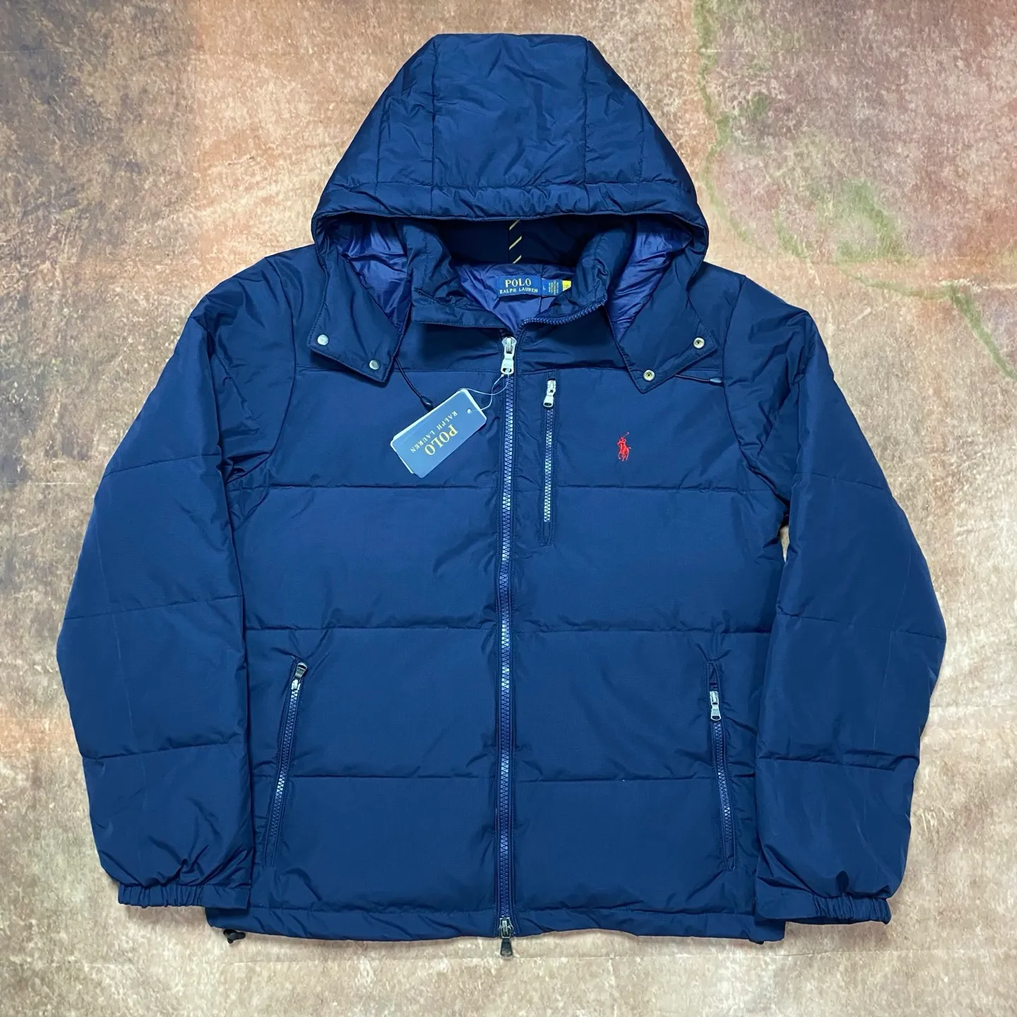 P740 The top version distinguishes currency from the official website for details, scan the QR code to enter the official website] 24SS Winter New Rah Lauren Winter Gorham Down Jacket with Detachable Hood Down Jacket is windproof and waterproof. The same top version as the official website - Color: Black, Navy Blue, Glossy Black - The top version distinguishes market currency - Purchase the original mold to create a full set of customized accessories, details determine success or failure. - ·Comes from the United States, and has a strong American flavor. ·The two brands under his name, by Rah Lauren and Rah Lauren, have created a sales field of high-quality fashion in the world, and continue to carry forward the designer's reputation and the brand's glorious image. - - Accessories: original tag, washed label + electroplated YK zipper logo, customized Laf Loren zipper - full set of accessories - the same style for both men and women, size m-xxl